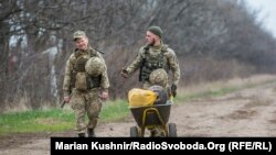 Військові продовжують тримати оборону на підступах до Донецька – фоторепортаж