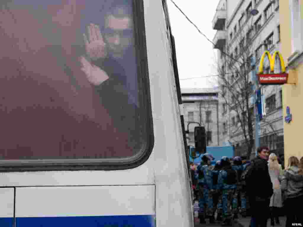 ISRAEL, Israeli-Gaza Border : Smoke billows and flames rise following an Israeli air strike in the northern Gaza Strip on January 1, 2009, as seen from the Israeli-Gaza border.