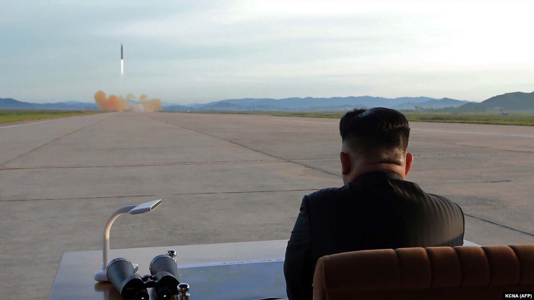 Predsednik Severne Koreje Kim Džong Un nadgleda lansiranje rakete (arhivska fotografija)