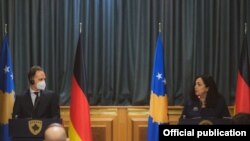 Presidentja e Kosovës Vjosa Osmani dhe ministri i Jashtëm gjerman Heiko Maas.