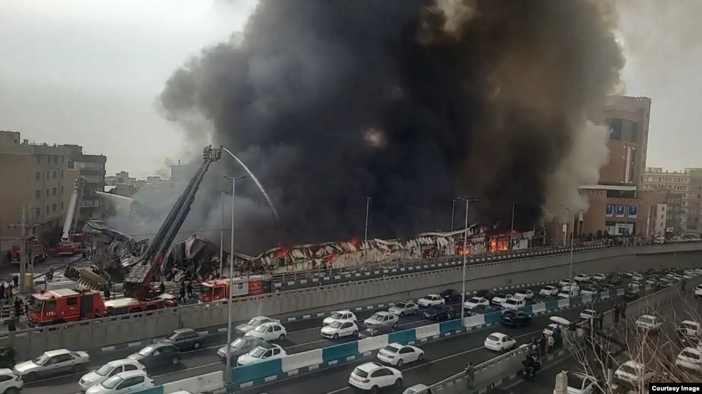 نمایی از آتش&zwnj;سوزی در بازار جنت در غرب تهران