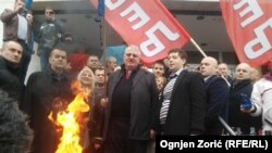 Šešelj sa pristalicama ispred suda, 10. mart 2016.