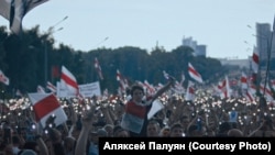 Kép egy 2020-as minszki tüntetésről Alexei Paluyan "Bátorság" c. filmjéből.