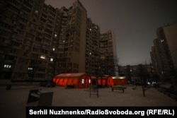 Мобильный пункт обогрева в Киеве во время отключений света и отопления в результате российских обстрелов, январь 2026 года