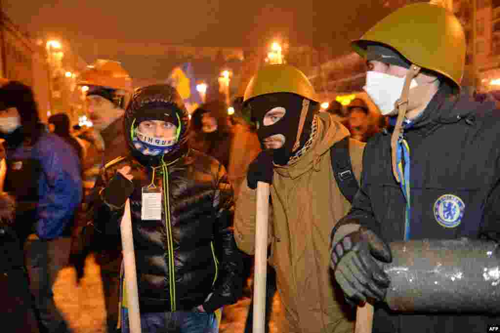 Мітингувальники в очікуванні атаки з боку міліції на КМДА, 10 грудня 2013 року