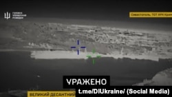 უკრაინის თავდაცვის ძალების მიერ დიდი სადესანტო ხომალდის, „იამალის“, სევასტოპოლში განადგურების ოპერატიული ვიდეოს ფრაგმენტი. 2026 წლის 20 აპრილი