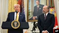 U.S. President Donald Trump (L) and Commerce Secretary Howard Lutnick (R) at Lutnick's swearing-in ceremony