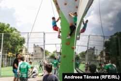 Copii cu diverse deficiențe escaladează un panou în timpul unei petreceri organizate de Asociația Climb Again la Școala Gimnazială Specială pentru Deficienți de Vedere din București.