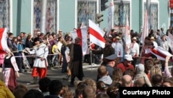 Бел-чырвона-белыя сьцягі на фэстывалі нацыянальных меншасьцяў у Іркуцку, 2012 г.