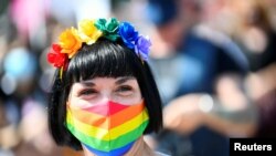 Milano: protest în sprijinul unei legi care ar face un delict penal din actele de brutalitate motivate de intoleranța față de comunitatea LGBTQ, Italia, 8 mai 2021.