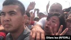 Эвакуированные из Арыси люди, перекрывшие дорогу в знак протеста. Шымкент, 27 июня 2019 года.