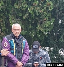 Milomir Jaćimović kod zgrade Pokrajinske Vlade u Novom Sadu, 12. novembar 2025.