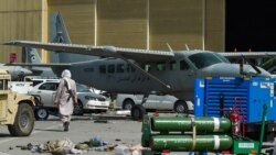 Kabul aeroporty ýapylansoň, owganlar gury ýer serhetlerine toplanýar