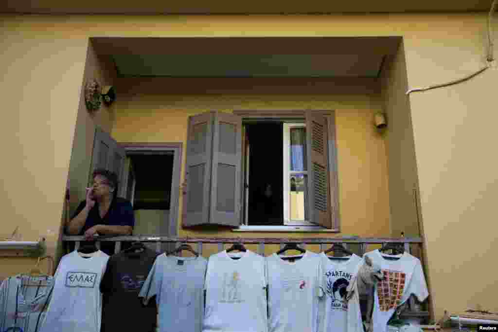 Afinada öz eyvanında siqater çəkən qadın. REUTERS/Ronen Zvulun