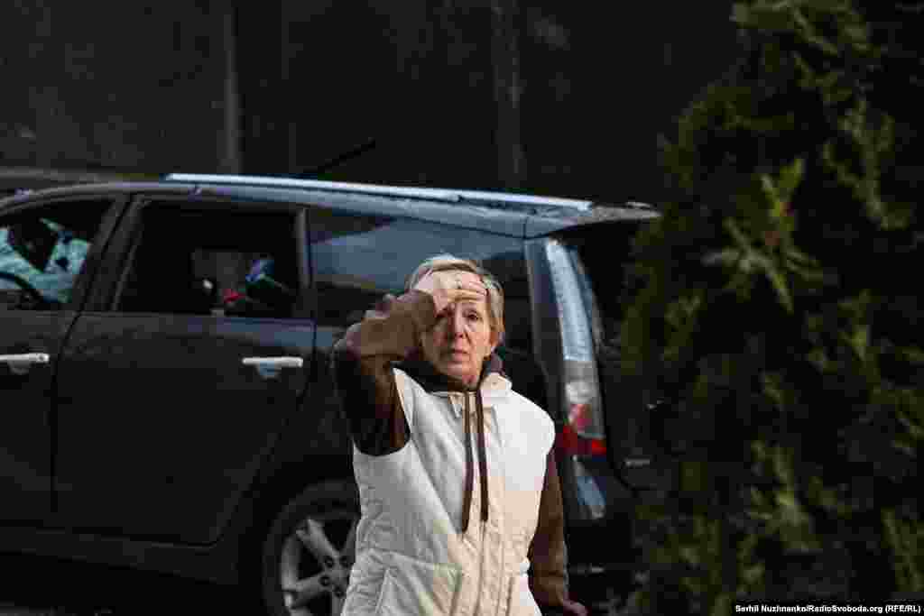 У результаті атаки РФ на Київ загинули 4 людини, зокрема 12-річний хлопчик.На фото: реакція мешканки багатоквартирного будинку в Києві, який опинився під обстрілом, 16 квітня 2026 року