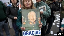 Прыхільнікі колішняга дыктатара Аўгуста Піначэта на дэманстрацыі ў сталіцы Чылі ў чэрвені 2012.