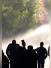 Sukob policije i demonstranata u Prištini dok zastupnici raspravljaju o prijedlogu zakona o sudu za ratne zločine