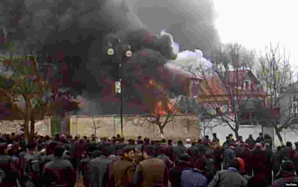 The unrest that broke out in Quba, Azerbaijan on March 1, captured in a screen grab from a video by an RFE/RL correspondent.