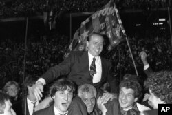 برلوسکونی در جمع بازیکنان میلان، ۱۹۸۸