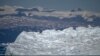 Дрейфующий айсберг у восточных берегов Гренландии. Снимок сделан 13 августа 2023 года