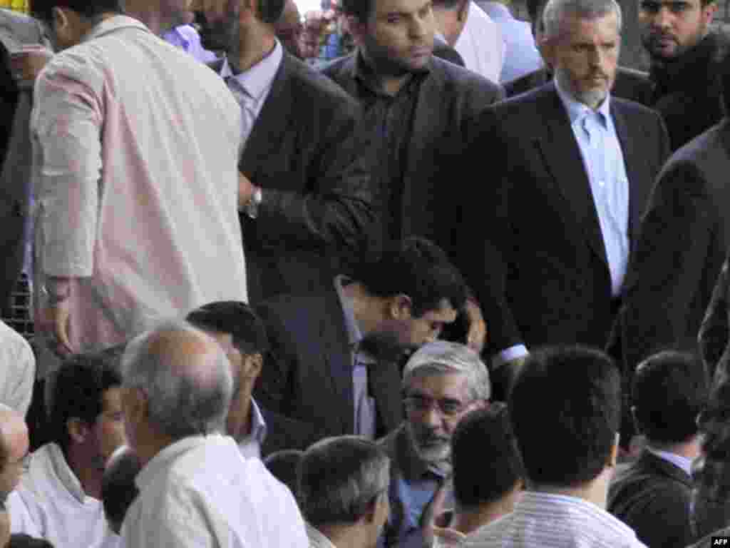 میرحسین موسوی در نمازجمعه در دانشگاه تهران