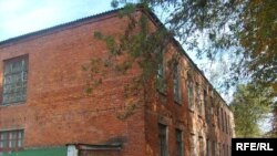 Будынак, дзе нацысты разьмясьцілі газавую камэру.