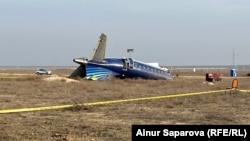 Уламки азербайджанського літака, який зазнав пошкоджень під час польоту до російського Грозного, грудень 2024 року