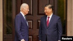 Predsednici SAD i Kine, Džo Bajden i Si Đinping, 15. novembar 2023. Američki zvaničnici kažu da je Bajden u telefoinskom razgovoru sa Sijem pokrenuo pitanje kineske pomoći Rusiji.
