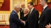 Britanski kralj Charles pozdravlja vršioca dužnosti premijera Kosova, Albina Kurtija, tokom prijema za lidere Zapadnog Balkana uoči samita Berlinskog procesa, London, Velika Britanija, 21. oktobar 2025.