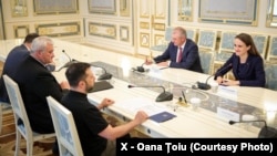 „Am reafirmat sprijinul ferm și constant al României pentru Ucraina – un sprijin motivat atât de solidaritate, cât și de interes propriu (...). Am exprimat disponibilitatea României de a contribui la procesul de reconstrucție a Ucrainei”, spune Oana Țoiu. 