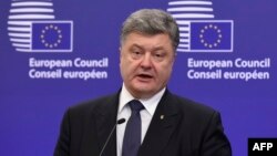 Президент України Петро Порошенко під час прес-конференції у Брюсселі. 16 грудня 2015 року