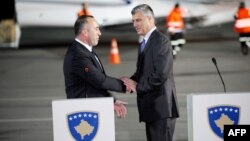 Ramush Haradinaj, pas kthimit nga Tribunali ku u shpall i pafajshëm për herë të dytë, dhe kryeministri Hashim Thaçi, i cili e kishte pritur në aeroport.