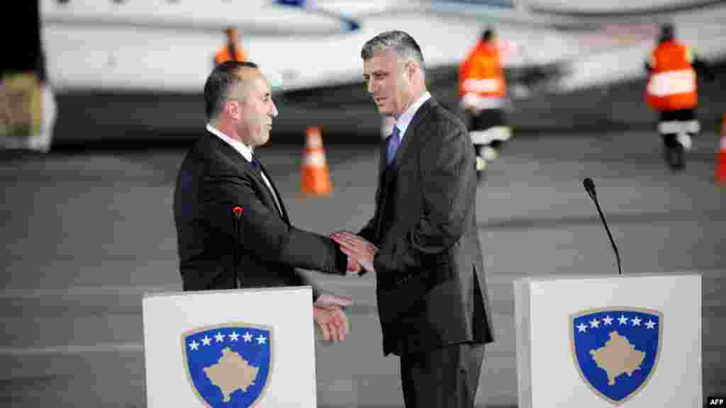 Ramush Haradinaj i Hashim Thaci po dolasku Haradinaja na pri&scaron;tinski aerodrom.