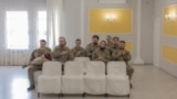 <p>A vőlegény katonatársai várják az ifjú párt a a kelet-donyecki Szlovjanszk házasságkötő termében
