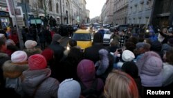 Протестувальники біля будівлі Центрального банку Росії, 8 лютого 2016 року