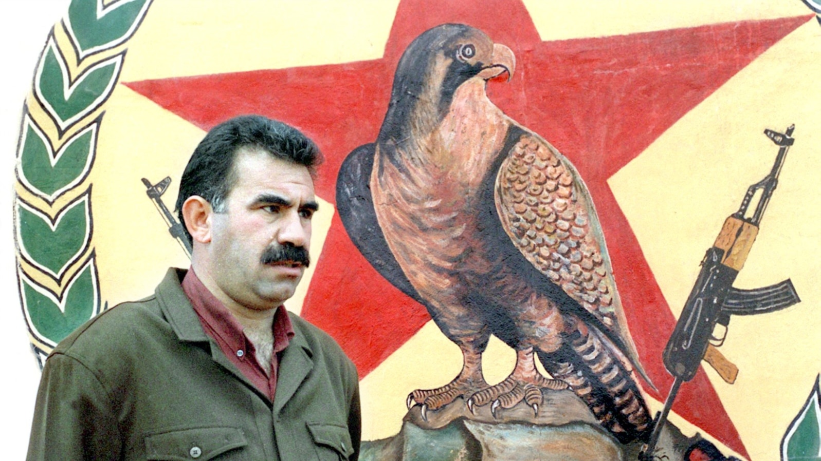 عکسی مربوط به سال ۱۹۹۲ عبدالله اوجالان، رهبر حزب کارگران کردستان را در اردوگاه آموزشی در روستای حِلوه در دره بقاع لبنان نشان می‌دهد
