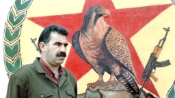 عکسی مربوط به سال ۱۹۹۲ عبدالله اوجالان، رهبر حزب کارگران کردستان را در اردوگاه آموزشی در روستای حِلوه در دره بقاع لبنان نشان می‌دهد
