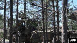 Український військовослужбовець 45-ї артилерійської бригади біля самохідної гаубиці шведського виробництва «Archer Artillery System» у Донецькій області, 7 травня 2024 року
