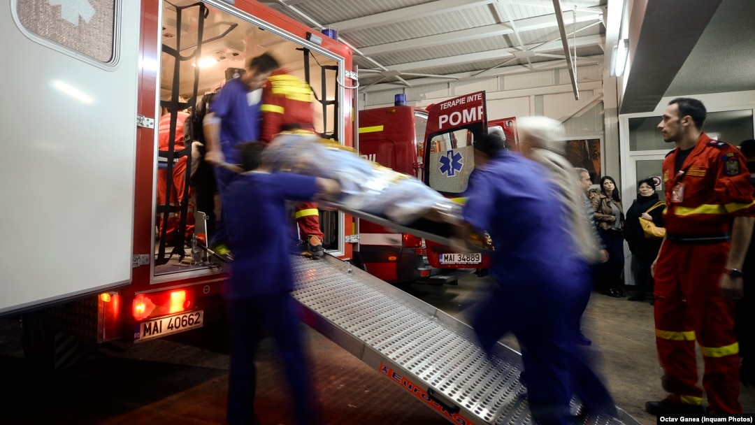 În lipsa unor protocoale clare și pe fondul insistenței autorităților că România „are de toate”, unii dintre pacienții răniți în incendiul din 2015 din clubul bucureștean Colectiv au fost trimiși târziu în străinătate. Numărul morților după acel incendiu a fost 64.