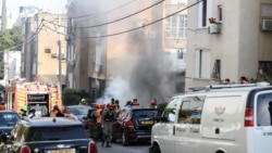 Ізраільскія сілы бясьпекі і супрацоўнікі экстраных службаў сабраліся на месцы падзеньня іранскай ракеты ў Рамат-Гане каля Тэль-Авіву. 3 сакавіка 2026 года