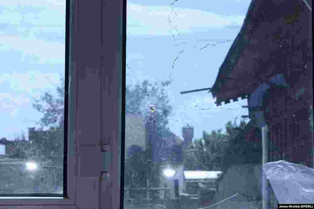 Шарқ маҳалласидаги масжиднинг снайпер ўқидан зиëн еган деразаси.