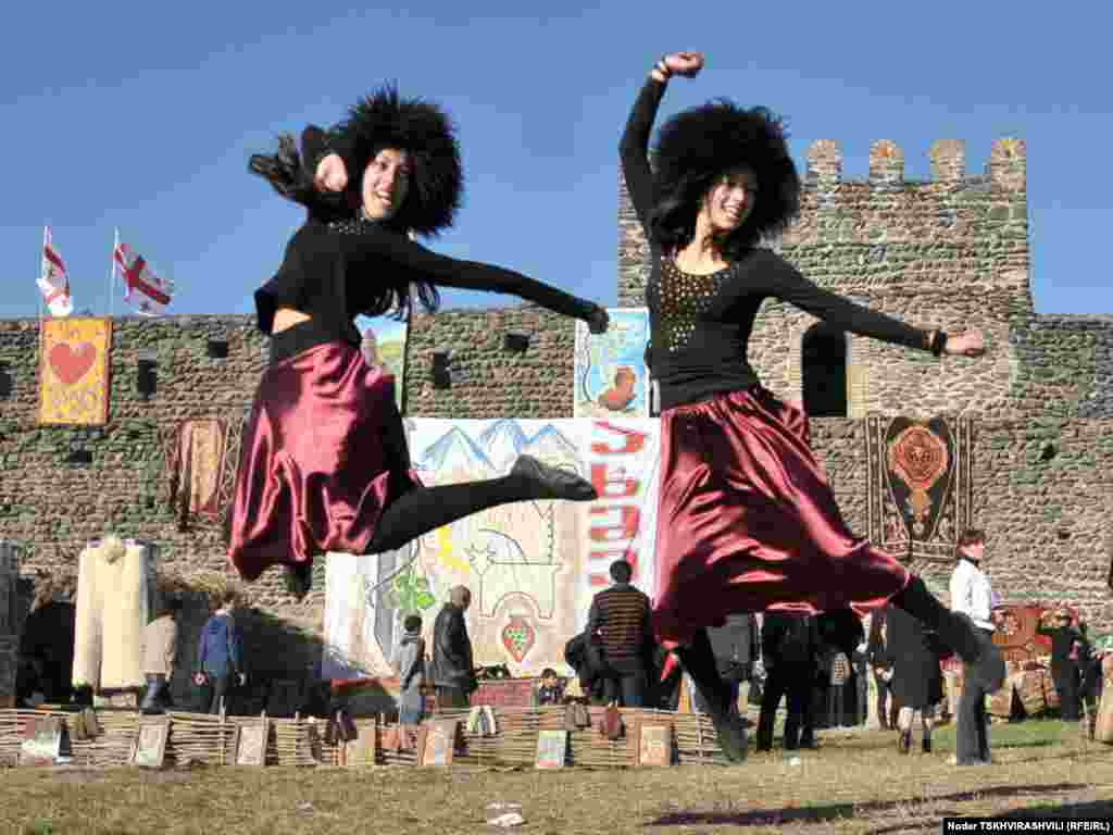 ილიაობისადმი მიძღვნილი კონცერტი - ილია ჭავჭავაძის დაბადების 173-ე წლისთავზე ყვარელში საზეიმო ღონისძიებები გაიმართა.