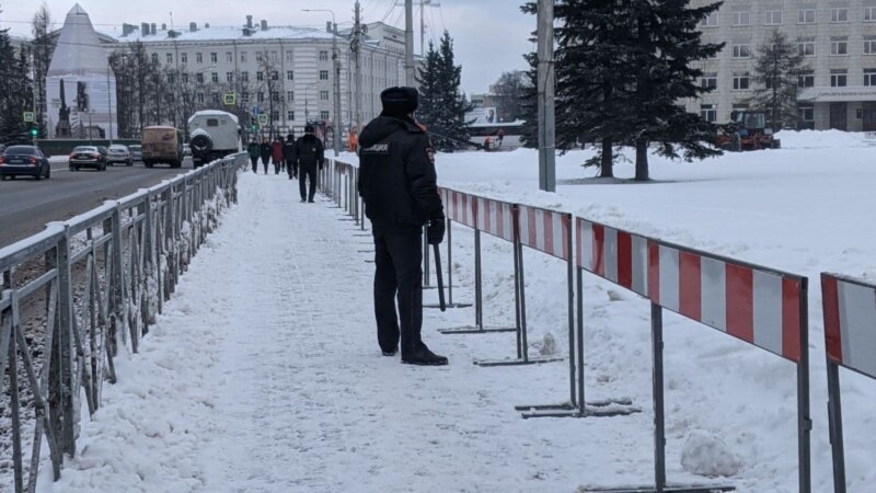 Экс-сотруднику ФСИН назначили обязательные работы за участие в протестной акции