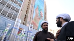 Sveštenici stoje pored modela rakete i centrifuge za obogaćivanje uranija tokom skupa ispred bivše američke ambasade u Teheranu, dok Iranci 4. novembra obilježavaju 46. godišnjicu početka iranske krize s taocima.