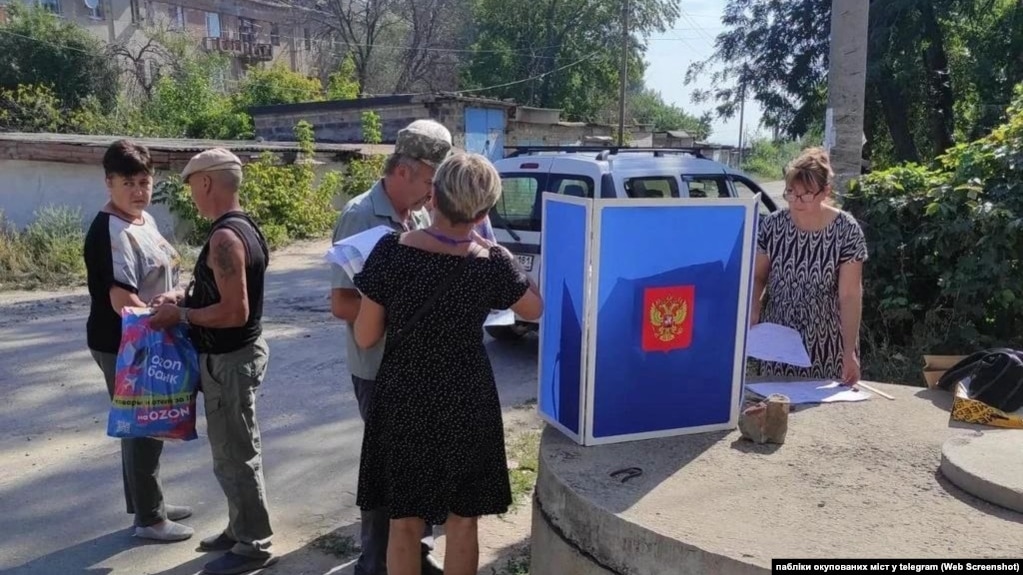 В окупованому Лисичанську «голосують» за Державну думу Росії на каналізаційному колодязі. Вибори у цьому місті проходили тільки достроково і завершилися 15 вересня 2026 року 