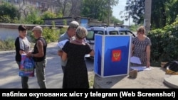 В окупованому Лисичанську «голосують» за Державну думу Росії на каналізаційному колодязі. Вибори у цьому місті проходили тільки достроково і завершилися 15 вересня 2026 року 