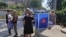 В окупованому Лисичанську «голосують» за Державну думу Росії на каналізаційному колодязі. Вибори у цьому місті проходили тільки достроково і завершилися 15 вересня 2026 року 