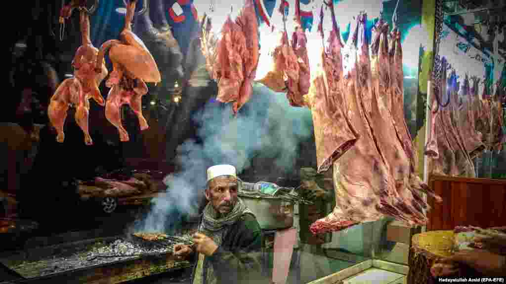 Kabul dükanynda çişlik satýan adam. (epa-EFE/Hedayatullah Amid)