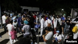 Liječnici i pacijenti iz Opšte bolnice na ulici nakon potresa u Acapulcu, Meksiko, 7. septembra 2021. 