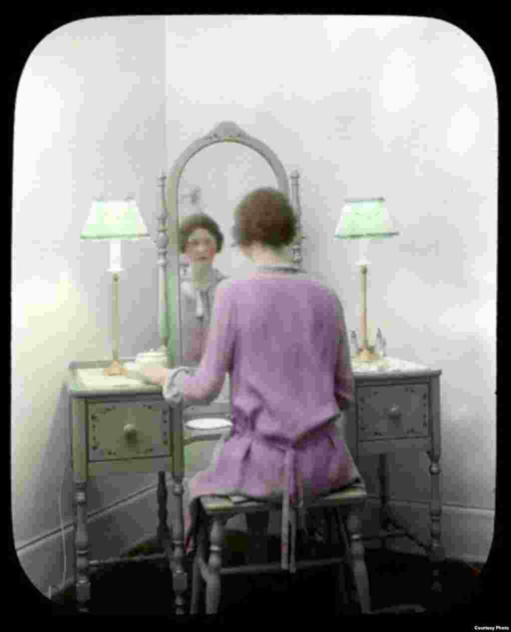 M&uuml;səlmanların &ccedil;oxu inanır ki, Həcc vaxtı g&uuml;zg&uuml;yə baxmaq qadağandır, Həcc ruhu Allaha yaxınlaşdırmalıdır, v&uuml;cudu yox. (Seattle Municipal Archives) 